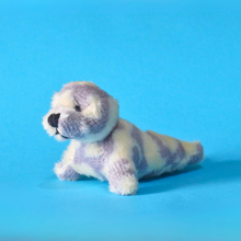 Load image into Gallery viewer, Magnetic Harbour Seal